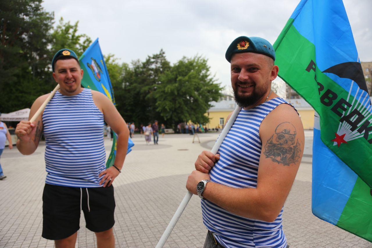 Фото Десантники в фонтанах и колонны машин. Что происходит на улицах Новосибирска в День ВДВ. ОНЛАЙН 19